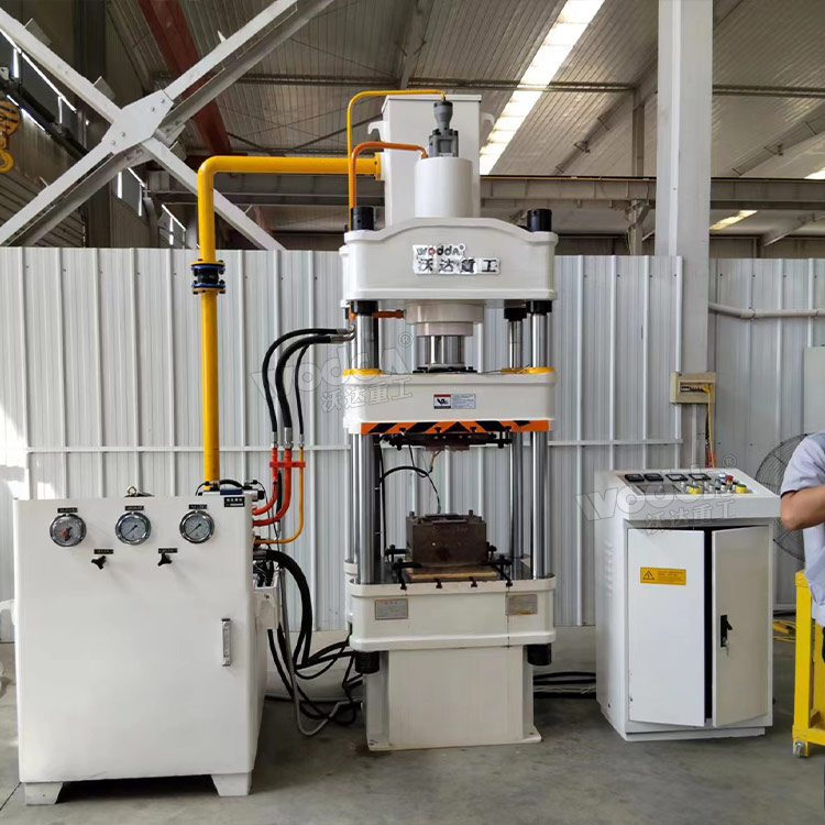 100噸三梁四柱液壓機(jī)客戶現(xiàn)場(chǎng) 100噸三梁四柱液壓機(jī)客戶現(xiàn)場(chǎng)