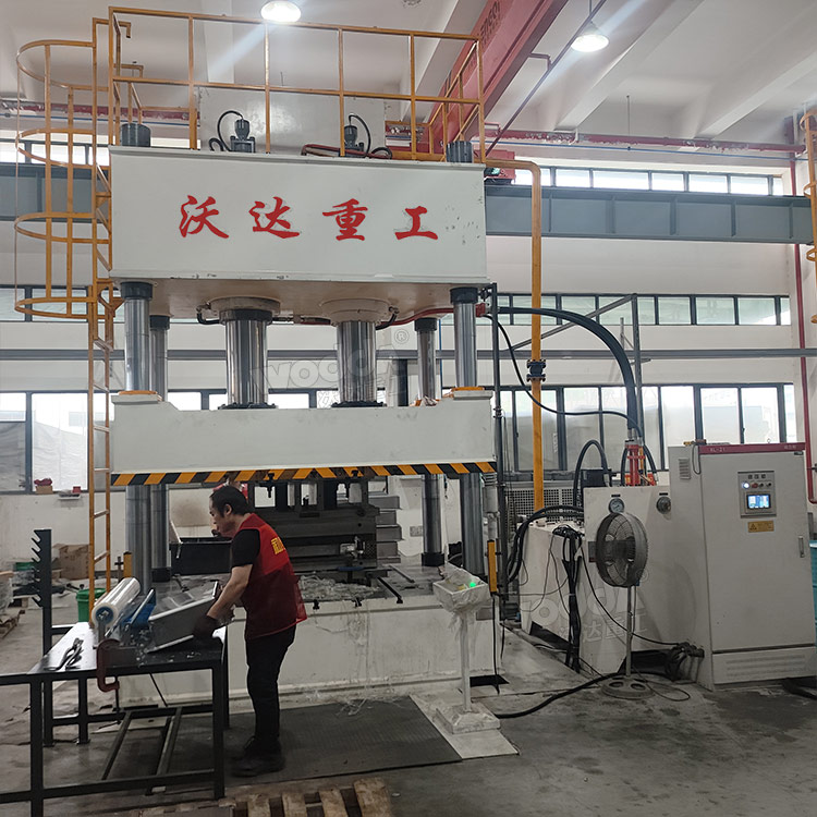 500噸不銹鋼水槽拉伸液壓機客戶現(xiàn)場 500噸不銹鋼水槽拉伸液壓機客戶現(xiàn)場