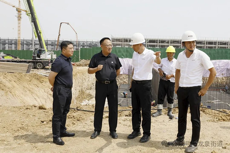滕州市領(lǐng)導(dǎo)馬金安、崔波現(xiàn)場調(diào)研沃達(dá)重工智能精密伺服液壓沖床項目