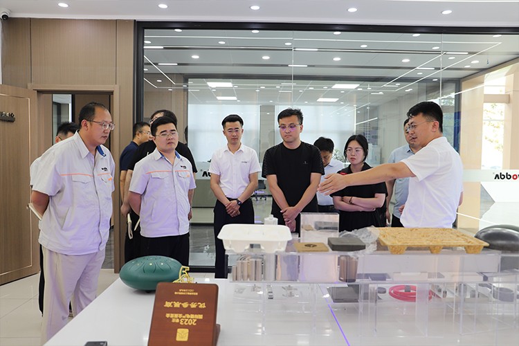 中國科學(xué)院金屬研究所青島高端軸承研究院一行參觀展廳 中國科學(xué)院金屬研究所青島高端軸承研究院一行參觀展廳