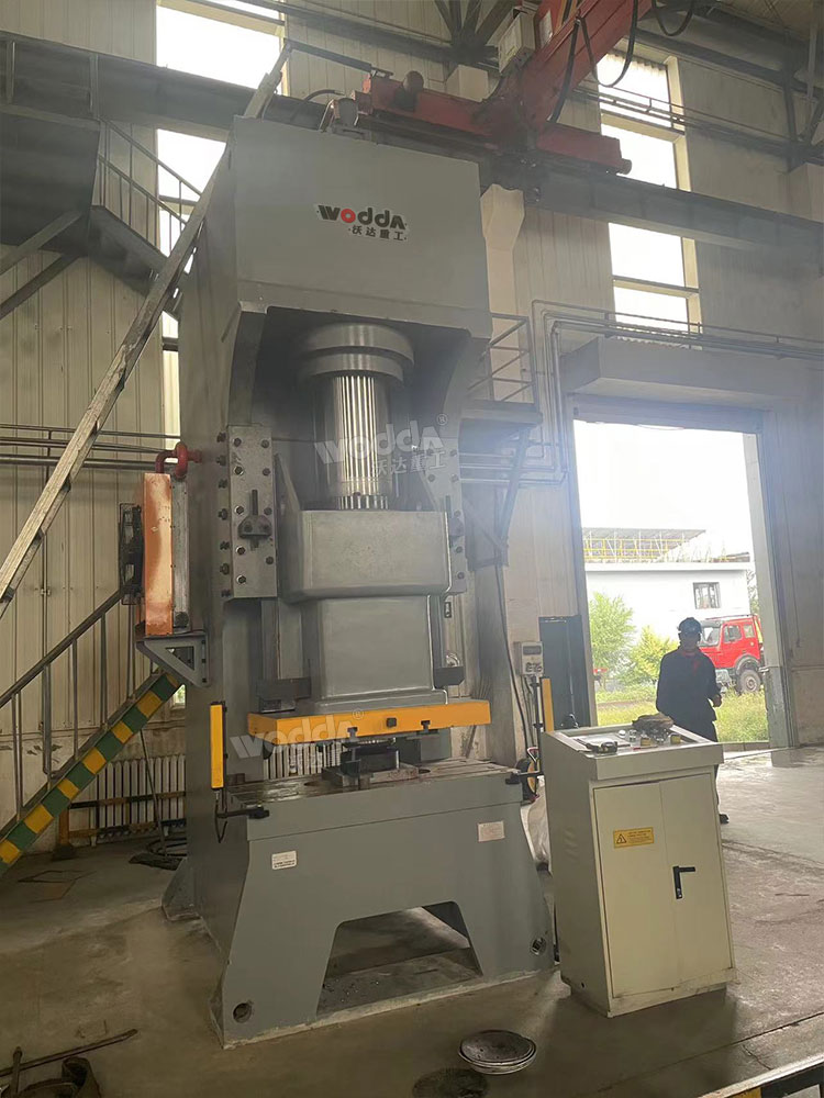 400噸油壓沖床現(xiàn)場 400噸油壓沖床現(xiàn)場