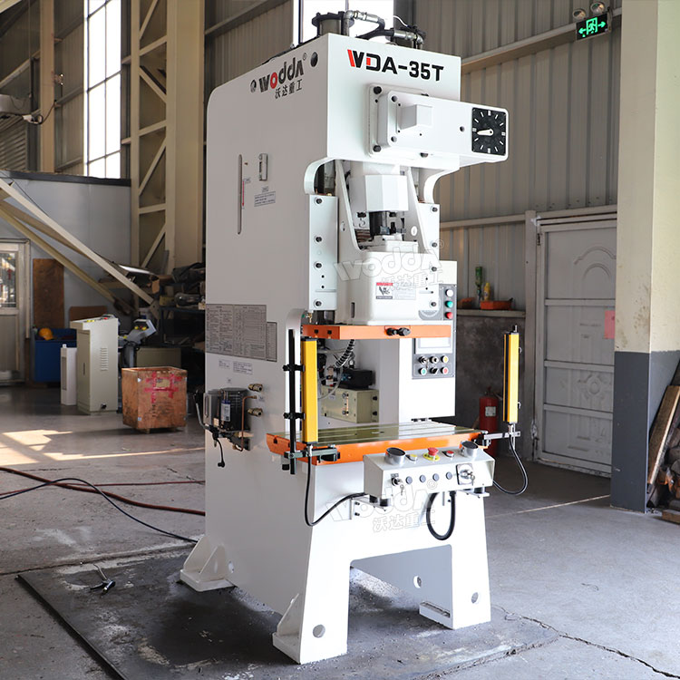 35噸精密沖床車間實(shí)物 35噸精密沖床車間實(shí)物