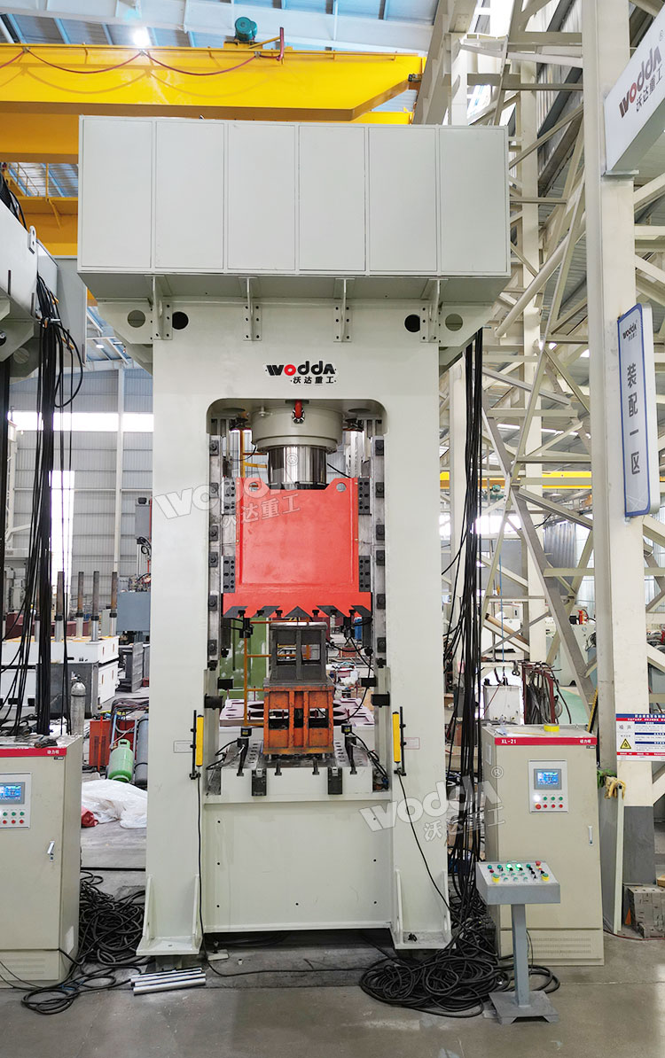 630噸框架式液壓機車間實物 630噸框架式液壓機車間實物