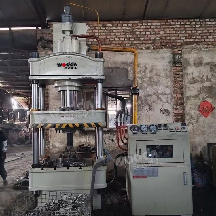 200噸三梁四柱液壓機(jī)現(xiàn)場 200噸三梁四柱液壓機(jī)現(xiàn)場