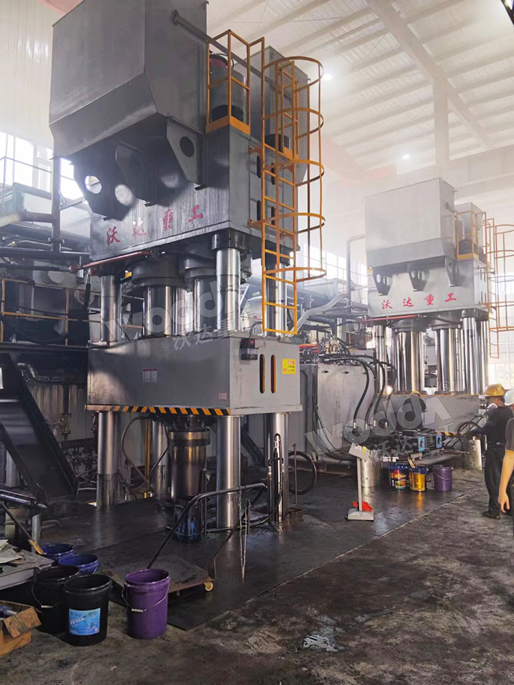 2000噸石墨坩堝液壓機(jī)客戶現(xiàn)場 2000噸石墨坩堝液壓機(jī)客戶現(xiàn)場