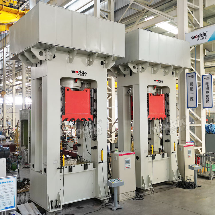 630噸框架式液壓機(jī)車間實物 630噸框架式液壓機(jī)車間實物