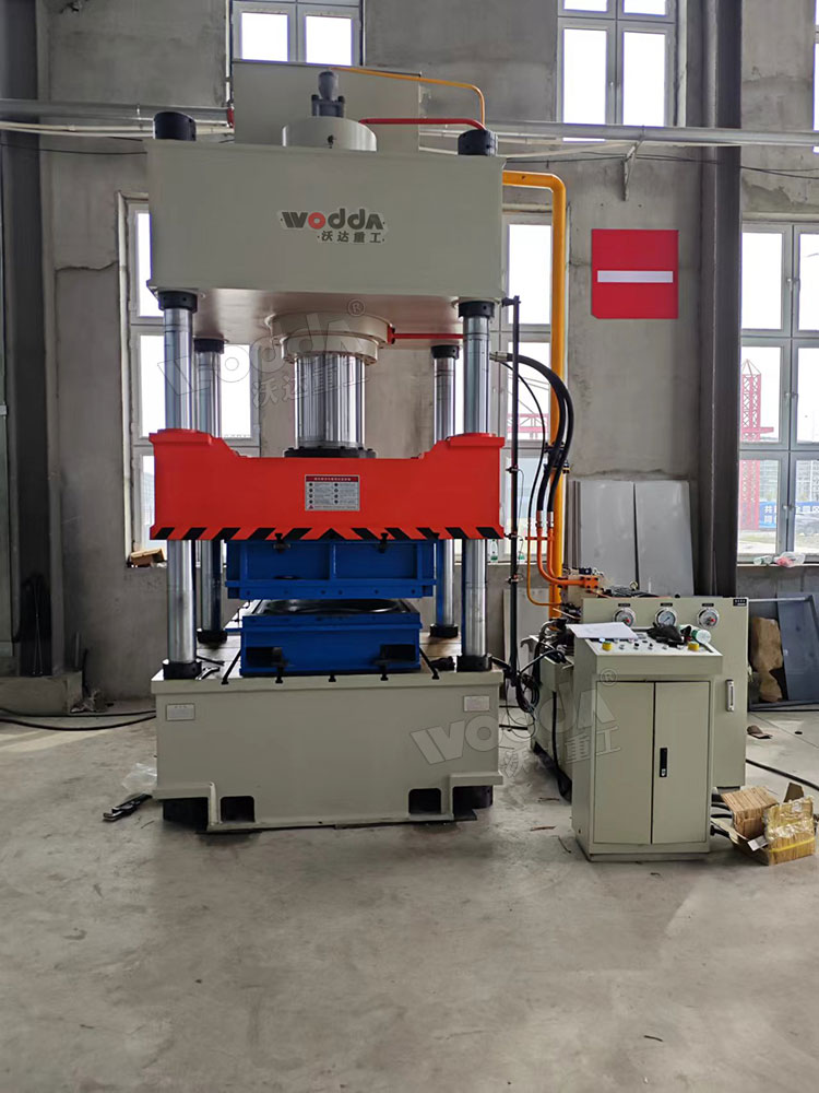 400噸不銹鋼水箱板液壓機(jī)現(xiàn)場(chǎng) 400噸不銹鋼水箱板液壓機(jī)現(xiàn)場(chǎng)