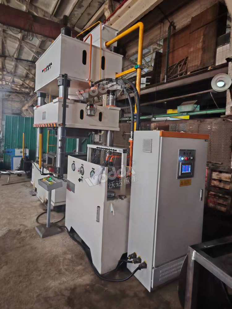 315噸伺服四柱液壓機(jī) 315噸伺服四柱液壓機(jī)