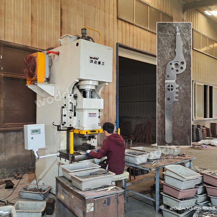 100噸液壓沖床現(xiàn)場 100噸液壓沖床現(xiàn)場