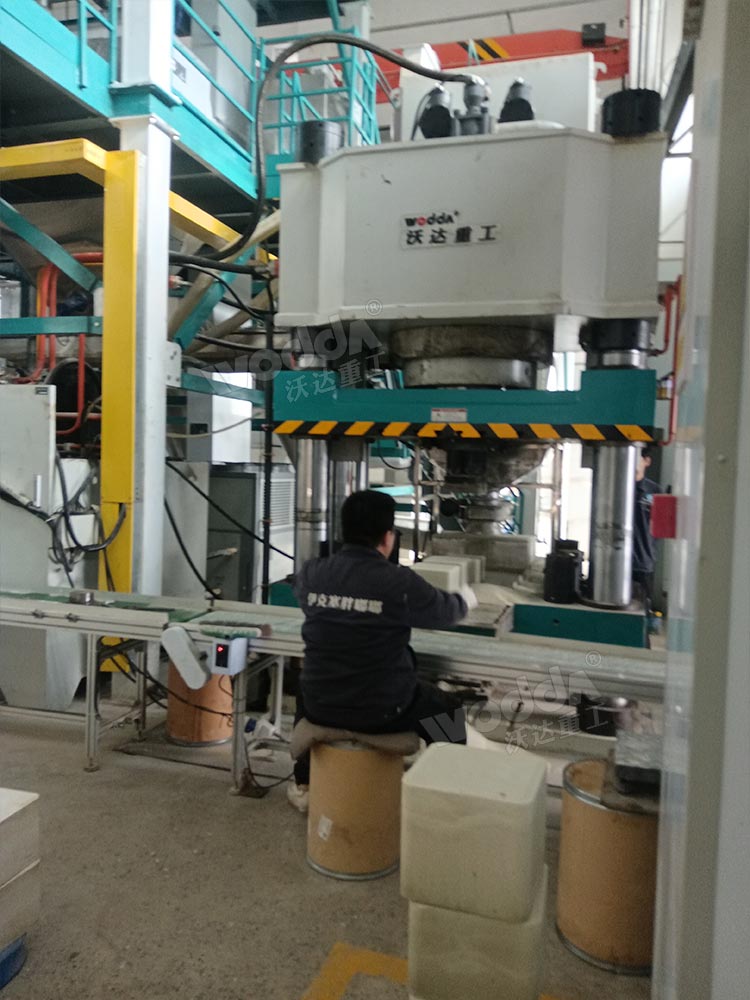 800噸鹽磚機(jī)客戶車間現(xiàn)場(chǎng) 800噸鹽磚機(jī)客戶車間現(xiàn)場(chǎng)
