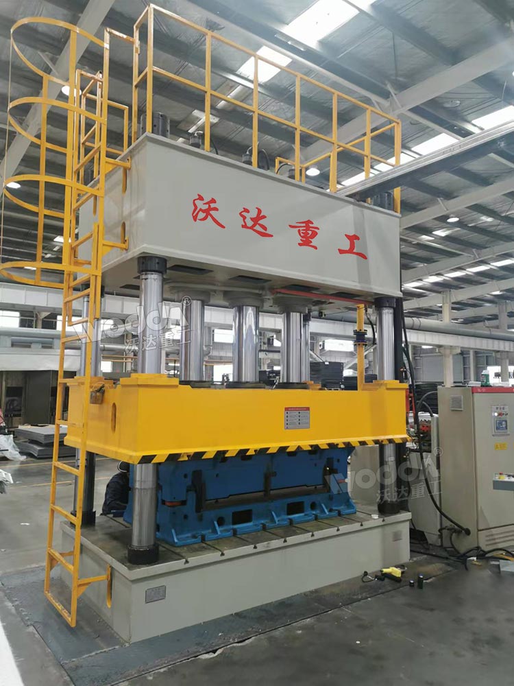 400噸汽車內(nèi)飾件成型液壓機現(xiàn)場 400噸汽車內(nèi)飾件成型液壓機現(xiàn)場