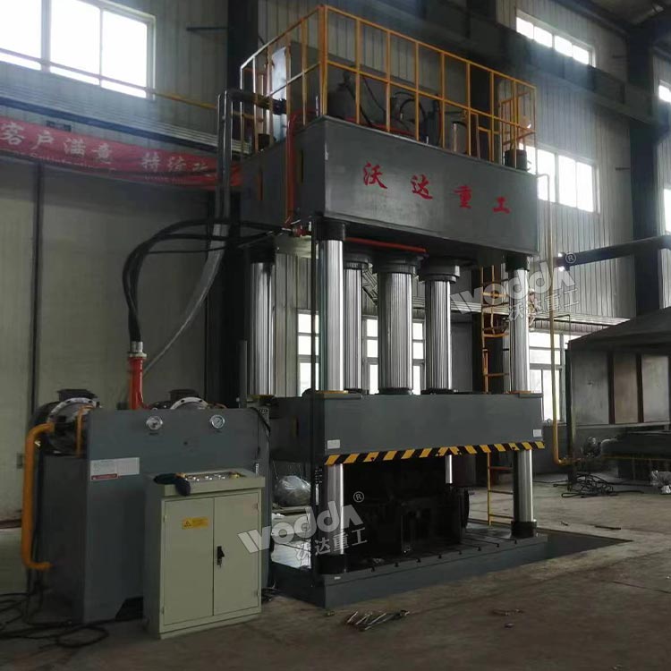 1000噸四柱液壓機(jī)加工彎管頭現(xiàn)場 1000噸四柱液壓機(jī)加工彎管頭現(xiàn)場