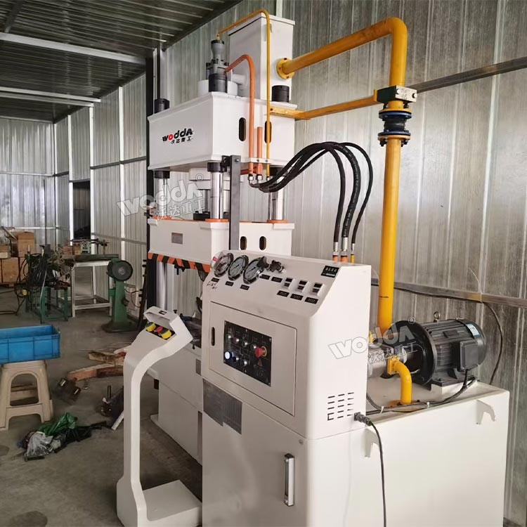 100噸三梁四柱液壓機(jī)現(xiàn)場(chǎng) 100噸三梁四柱液壓機(jī)現(xiàn)場(chǎng)