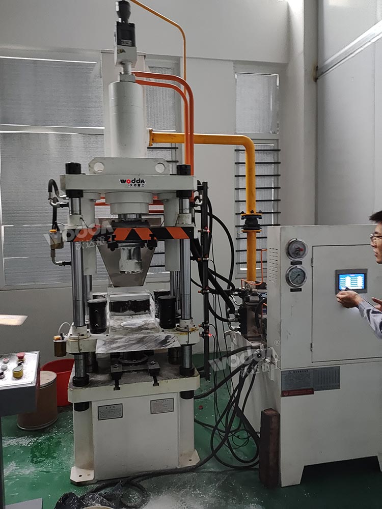 60噸粉末成型液壓機客戶現(xiàn)場 60噸粉末成型液壓機客戶現(xiàn)場