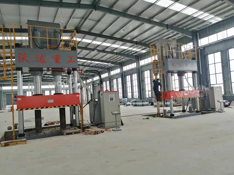 800噸三梁四柱液壓機客戶現(xiàn)場 800噸三梁四柱液壓機客戶現(xiàn)場