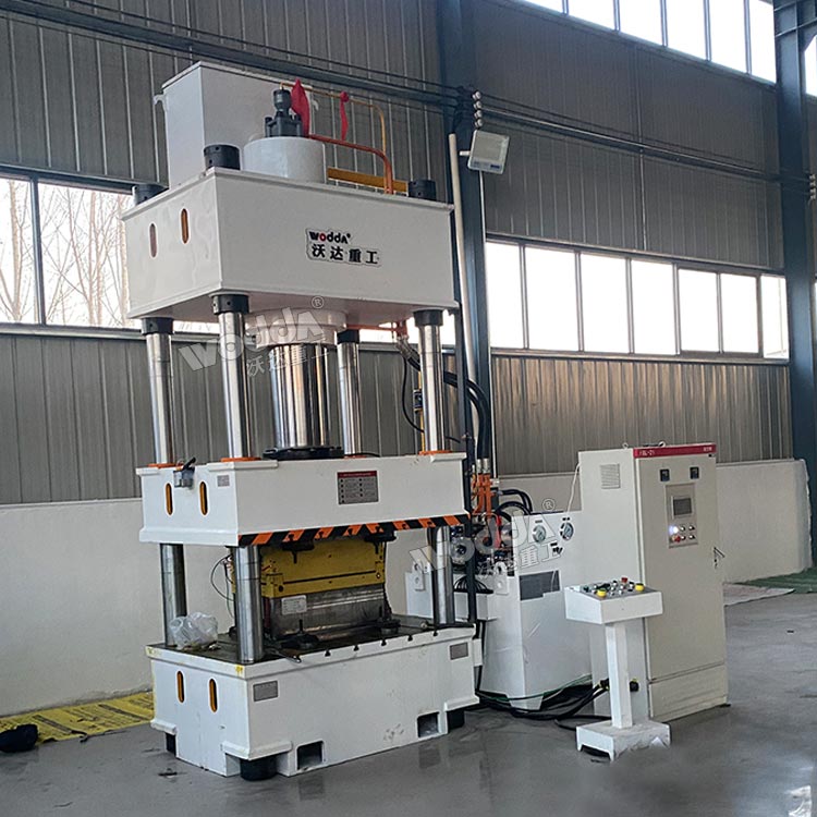 315噸四柱液壓機(jī)現(xiàn)場(chǎng) 315噸四柱液壓機(jī)現(xiàn)場(chǎng)