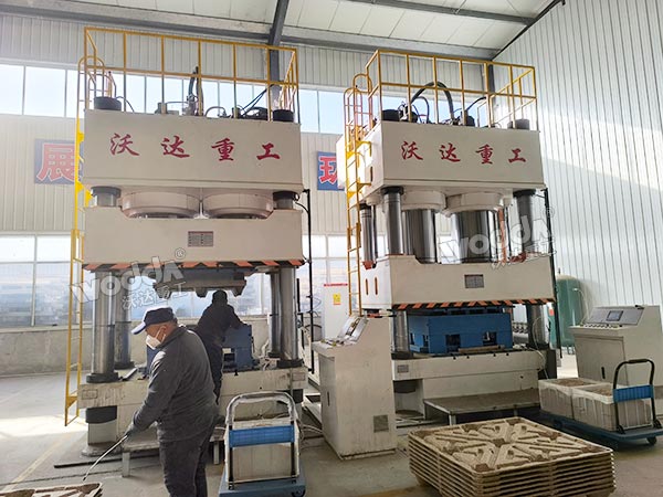 木屑托盤液壓機(jī)現(xiàn)場(chǎng) 木屑托盤液壓機(jī)現(xiàn)場(chǎng)