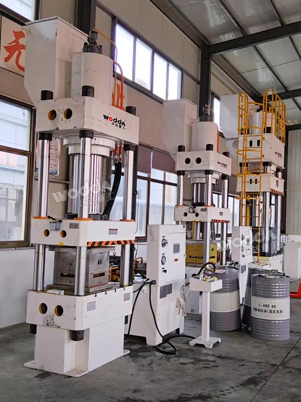 315噸三梁四柱液壓機(jī) 315噸三梁四柱液壓機(jī)