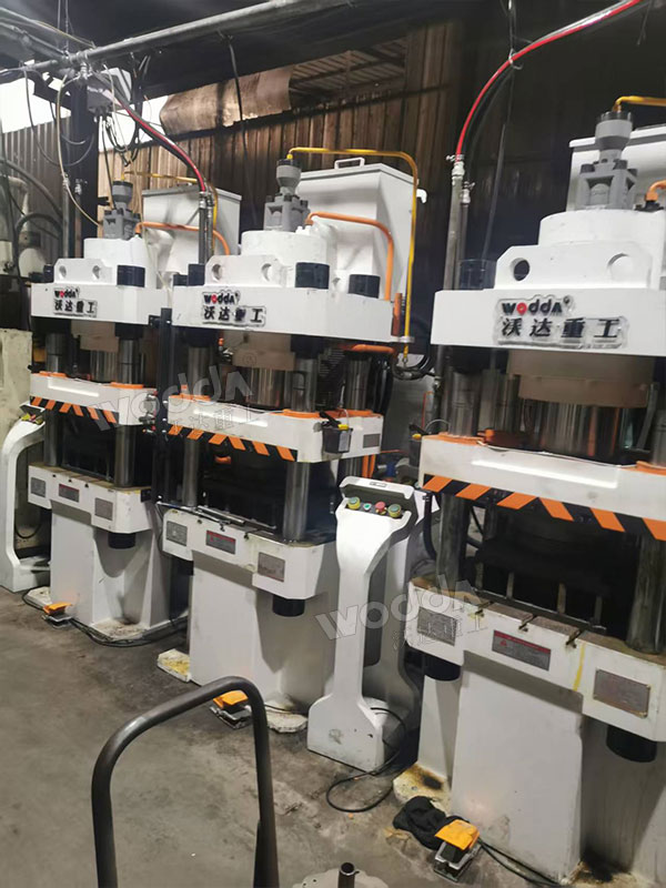 200噸四柱液壓機(jī) 200噸四柱液壓機(jī)