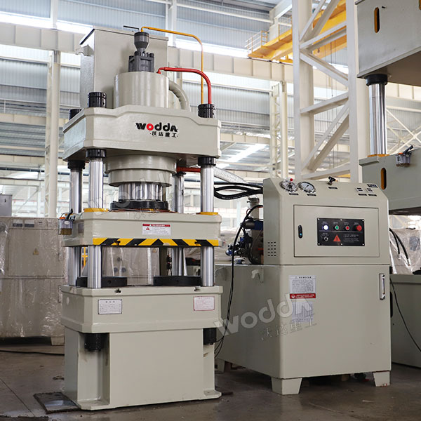 200噸四柱液壓機(jī)車間實(shí)物 200噸四柱液壓機(jī)車間實(shí)物