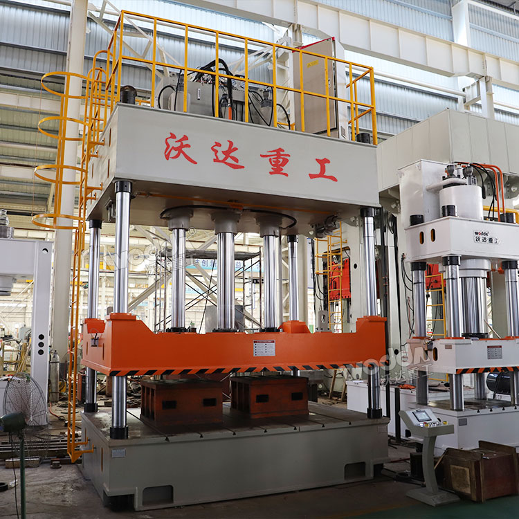 315噸汽車內(nèi)飾件成型液壓機(jī)車間拍攝 315噸汽車內(nèi)飾件成型液壓機(jī)車間拍攝