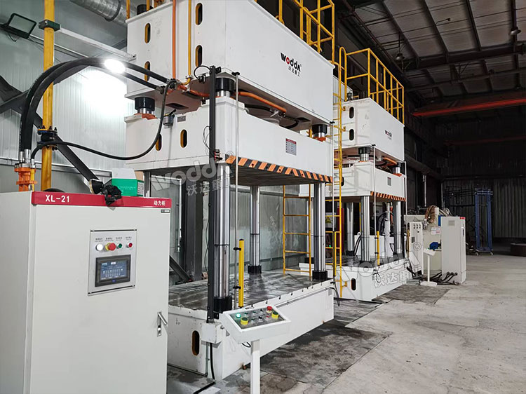 630噸四柱液壓機(jī)現(xiàn)場(chǎng) 630噸四柱液壓機(jī)現(xiàn)場(chǎng)