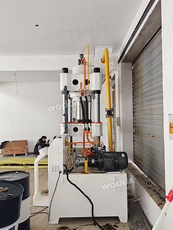 315噸四柱液壓機(jī)現(xiàn)場 315噸四柱液壓機(jī)現(xiàn)場