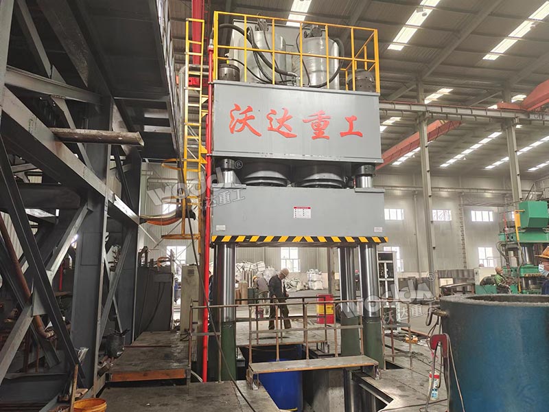 2000噸石墨坩堝成型液壓機(jī) 2000噸石墨坩堝成型液壓機(jī)