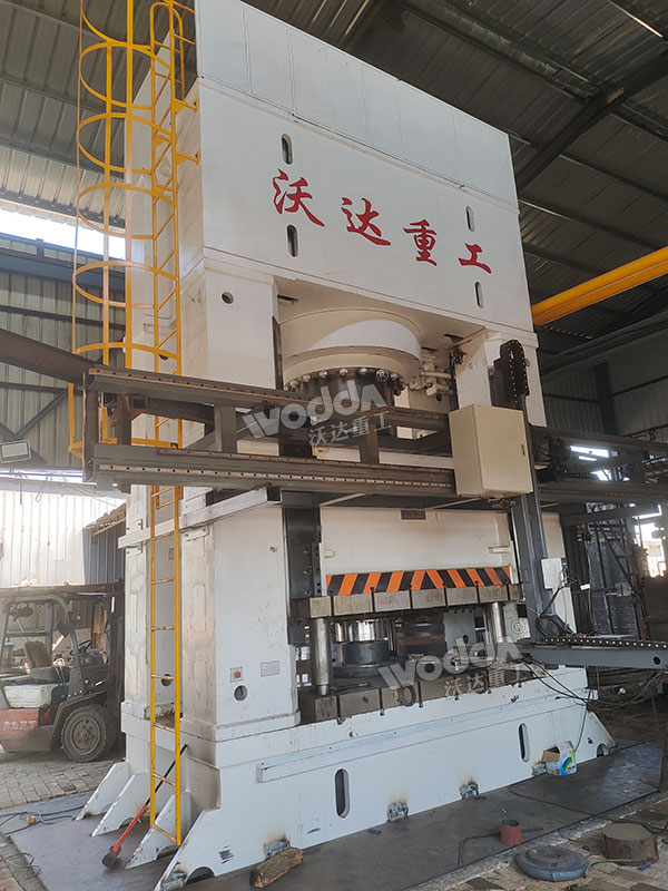 2500噸熱鍛液壓機(jī)現(xiàn)場(chǎng).jpg 2500噸熱鍛液壓機(jī)現(xiàn)場(chǎng).jpg