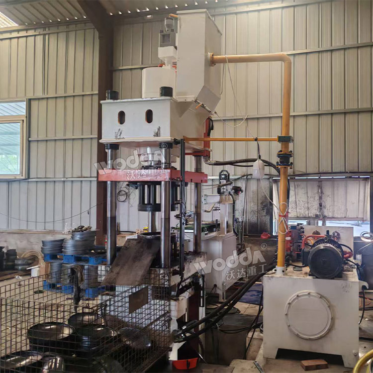 200噸封頭液壓機(jī)現(xiàn)場 200噸封頭液壓機(jī)現(xiàn)場