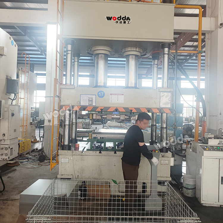 400噸四柱液壓機(jī)現(xiàn)場(chǎng)