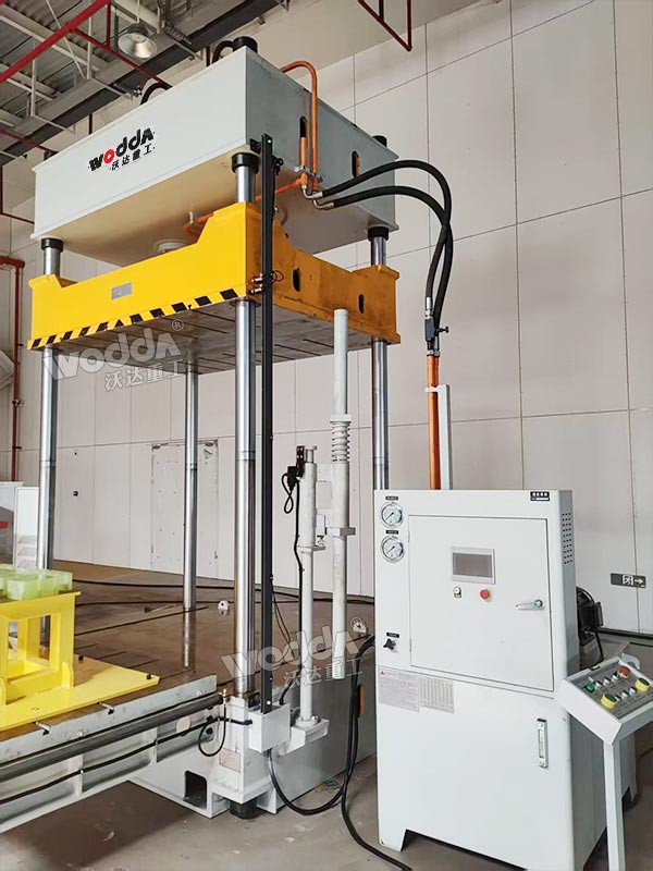 80噸四柱液壓機(jī)安裝完成 80噸四柱液壓機(jī)安裝完成