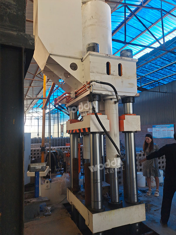 630噸粉末成型液壓機(jī)安裝完成 630噸粉末成型液壓機(jī)安裝完成