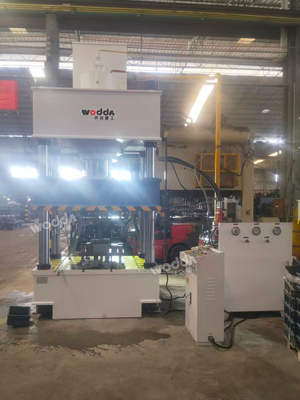 400噸汽車(chē)配件成型液壓機(jī)現(xiàn)場(chǎng) 400噸汽車(chē)配件成型液壓機(jī)現(xiàn)場(chǎng)