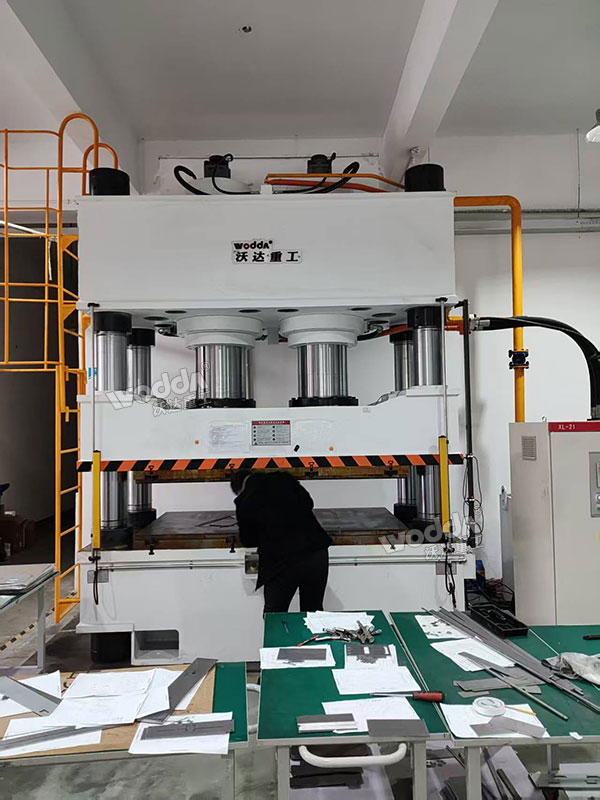 800噸四柱液壓機現(xiàn)場 800噸四柱液壓機現(xiàn)場