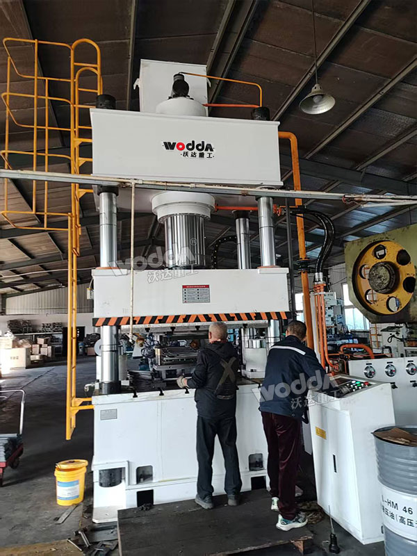 500噸汽車配件成型液壓機(jī).jpg 500噸汽車配件成型液壓機(jī).jpg