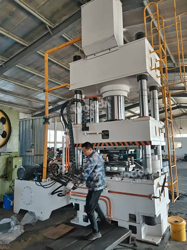 500噸四柱液壓機(jī)現(xiàn)場