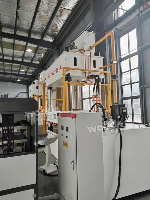 500噸四柱液壓機(jī)現(xiàn)場(chǎng)