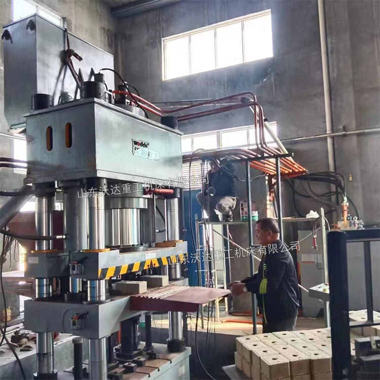 630噸四柱液壓機(jī)壓制鹽磚