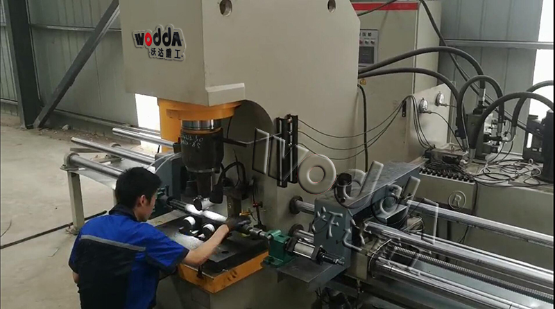 200噸單臂校直機客戶現(xiàn)場 200噸單臂校直機客戶現(xiàn)場